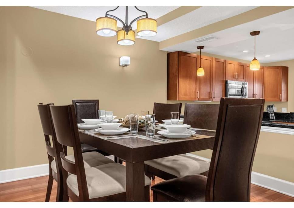 Cozy & Elegant 4Br Enchanted Townhouse - 1 Mile To Disney With Resort Pool, Gym, & Jacuzzi Orlando Dış mekan fotoğraf